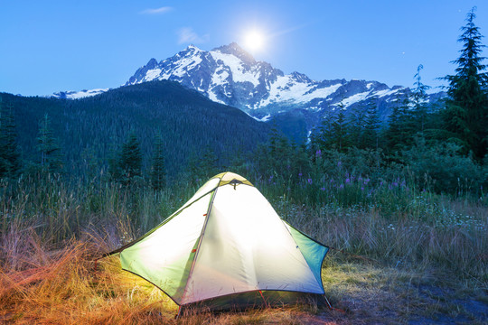 山上的登山帐篷