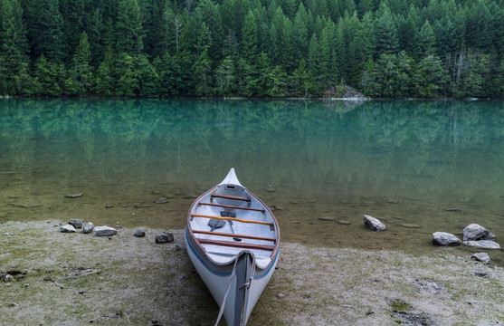 加拿大洛基湖上的独木舟