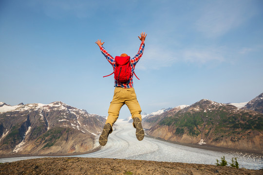 尼西亚布罗莫火山山上的跳跃者