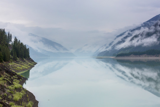 加拿大山湖边宁静的景色