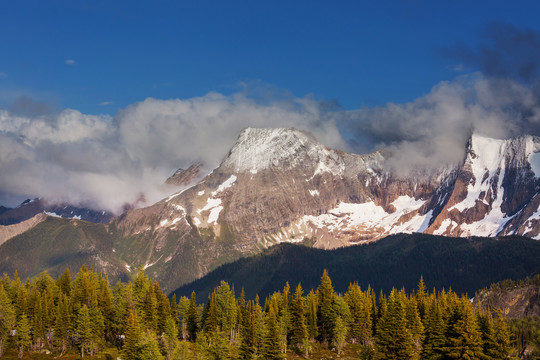 夏季加拿大落基山脉的山景