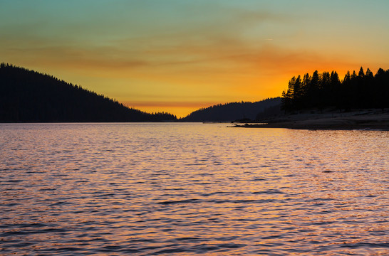 日落时湖面上的日落景色