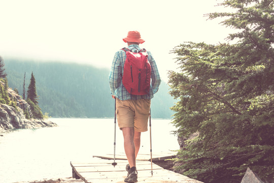 加拿大山区的徒步旅行者