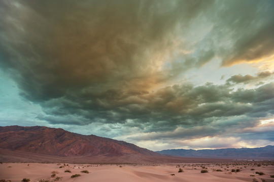 死亡谷国家公园干燥荒芜景观