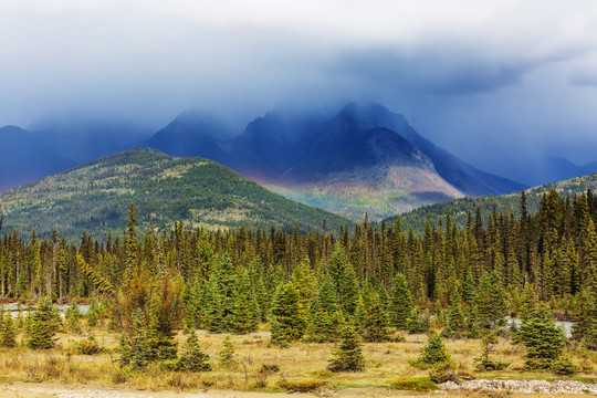 加拿大落基山脉的山景