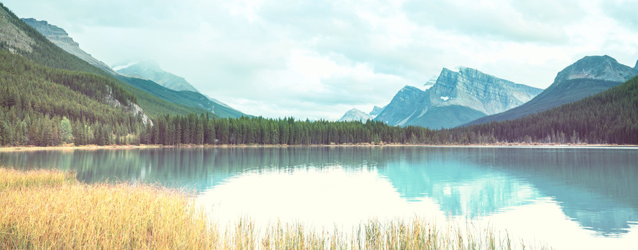 加拿大山湖边宁静的景色