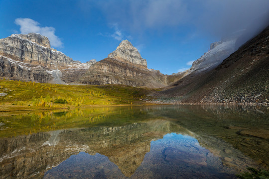 加拿大山湖边宁静的景色