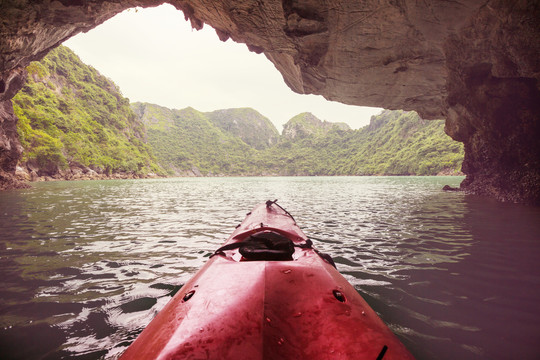 越南下龙湾的独木舟洞穴探险