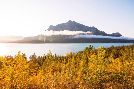 加拿大山区美丽的秋天