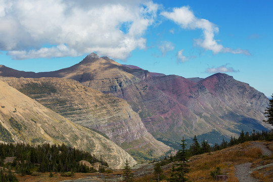 蒙大拿州冰川国家公园岩石山峰