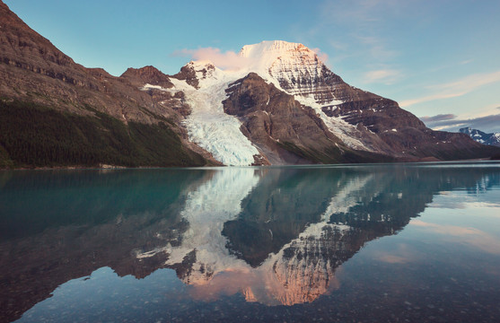 加拿大夏季美丽的罗布森山