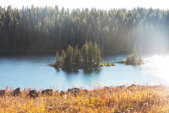 秋天的美丽湖泊