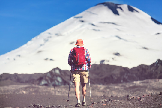 南美洲智利火山区徒步旅行者