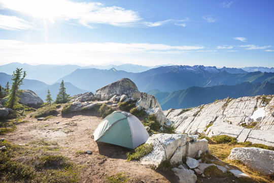 山上的登山帐篷