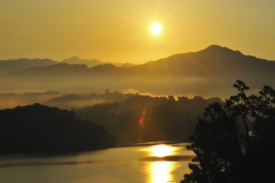 苗栗鲤鱼滩大坝风景照