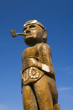 台湾台东县原住民雕像低角度拍摄
