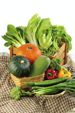 桌布上摆放的各种蔬菜水果