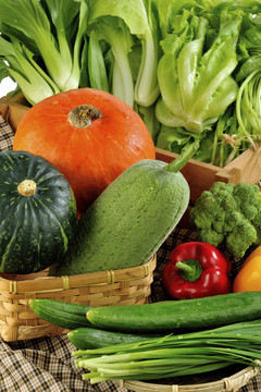 桌布上摆放的各种蔬菜水果