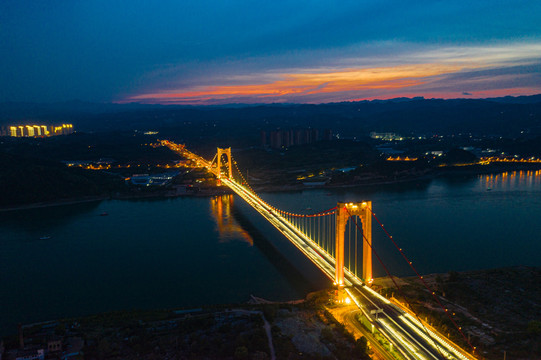 晚霞下的宜昌至喜长江大桥
