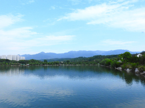 八里湖水面倒映