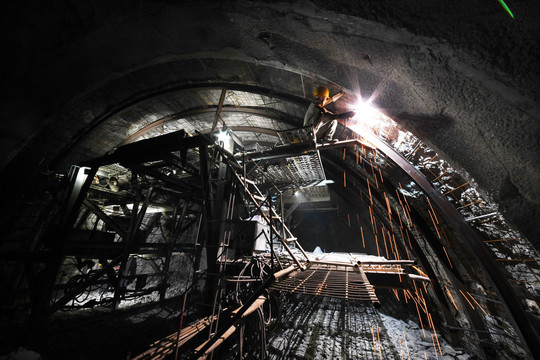 高速公路隧道建设现场