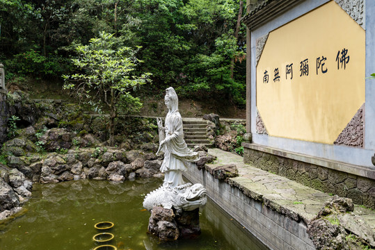 杭州建德大慈岩江南悬空寺观音像