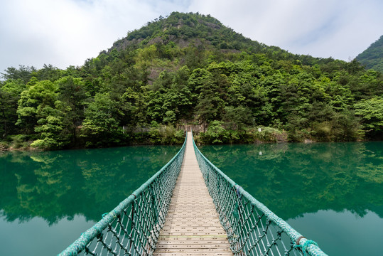 杭州建德大慈岩江南悬空寺吊桥