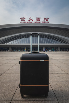 行李箱摆放在重庆西站东广场