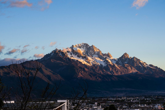 日光照耀下的雪山