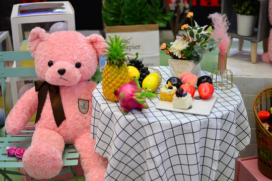 粉红小熊和水果摆设