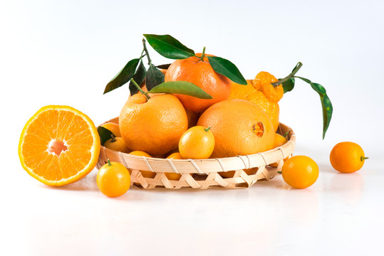 一篮新鲜柑橘水果特写