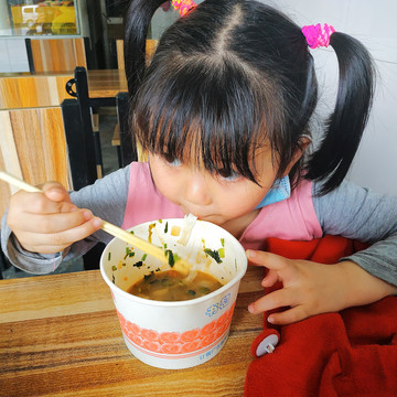 吃桂林米粉切粉的小女孩