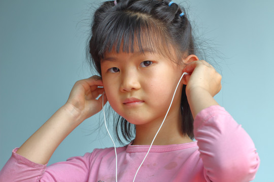 带耳机听音乐的小女孩