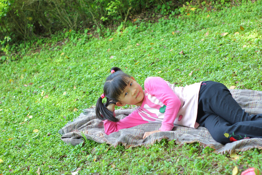 躺在在草地上的小女孩