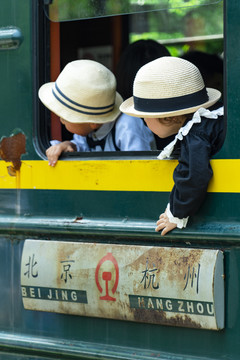 怀旧复古绿皮火车儿童乘客
