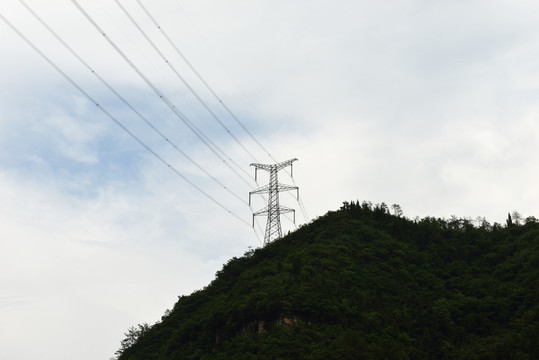 山顶上的电力铁塔