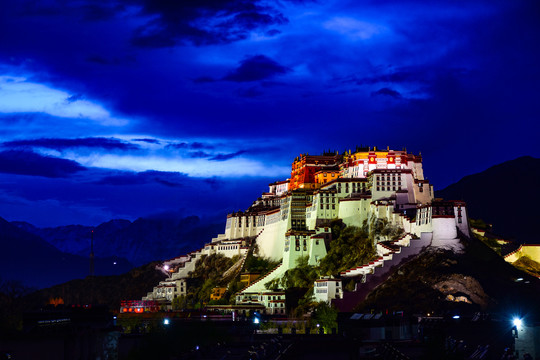 西藏旅游布达拉宫夜景