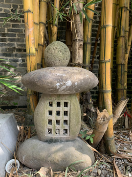 日式石头庙拜祭