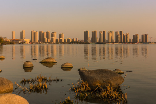 夕照尹山湖