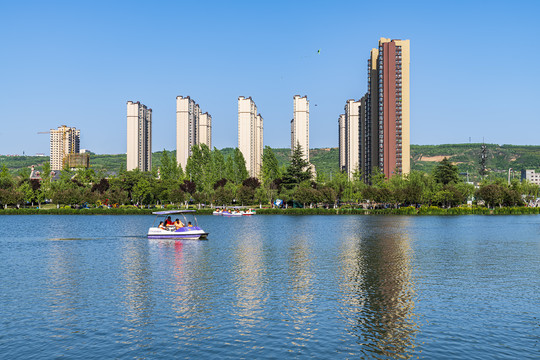 湖边高层住宅建筑