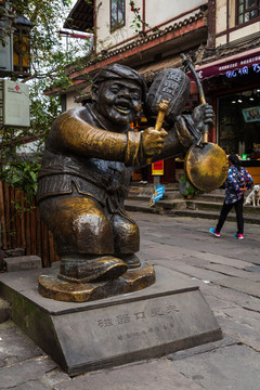 重庆磁器口古镇的更夫铜雕像
