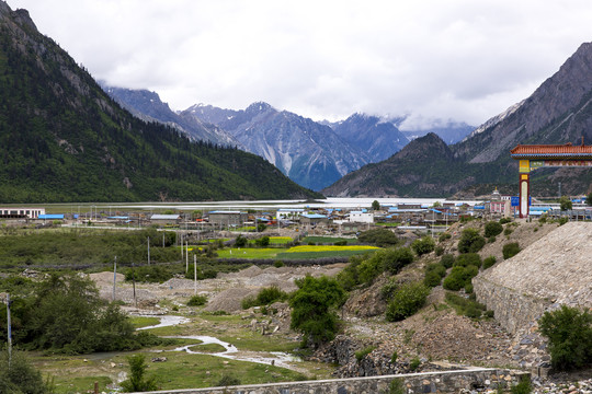 雪山河谷