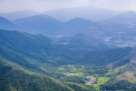 深圳市梧桐山上远眺香港新界大山