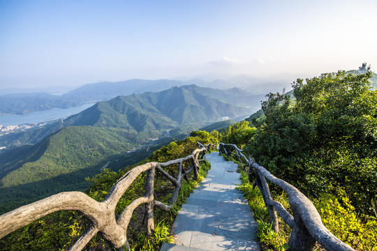 深圳市梧桐山山顶有围栏的石板路