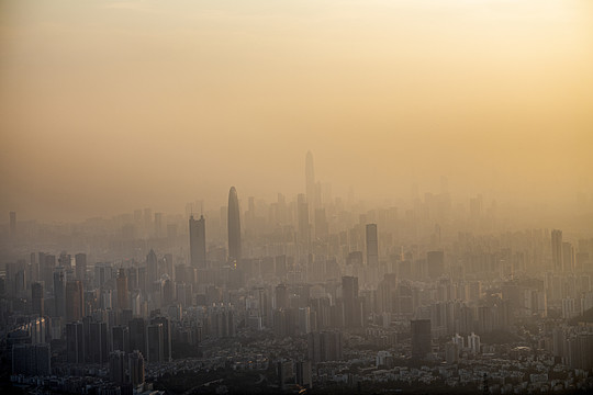 深圳市日落时分余晖中的建筑群