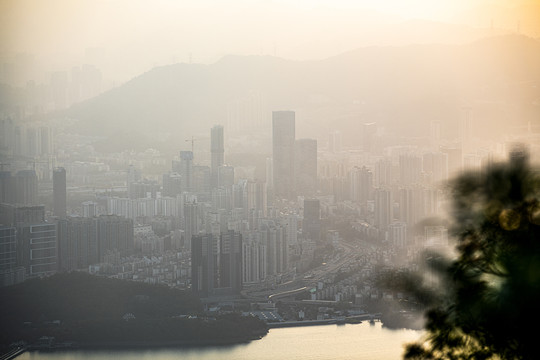 梧桐山视角日落时分余晖中的深圳