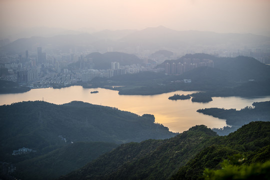 深圳市日落时分余晖中的深圳水库