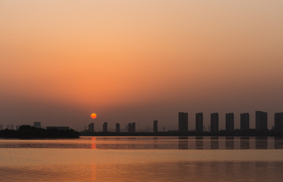 夕照尹山湖