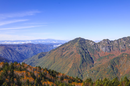 日本阿尔卑斯山秋天风景