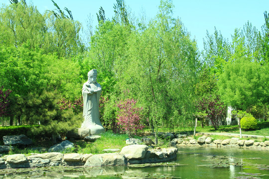 湖边人物雕塑
